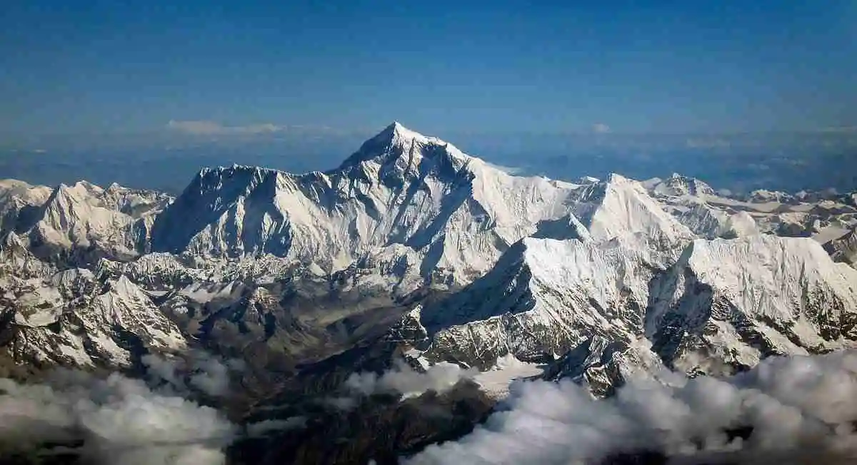 Dünyanın Zirvesine Yolculuk: Everest Dağı ve Nepal